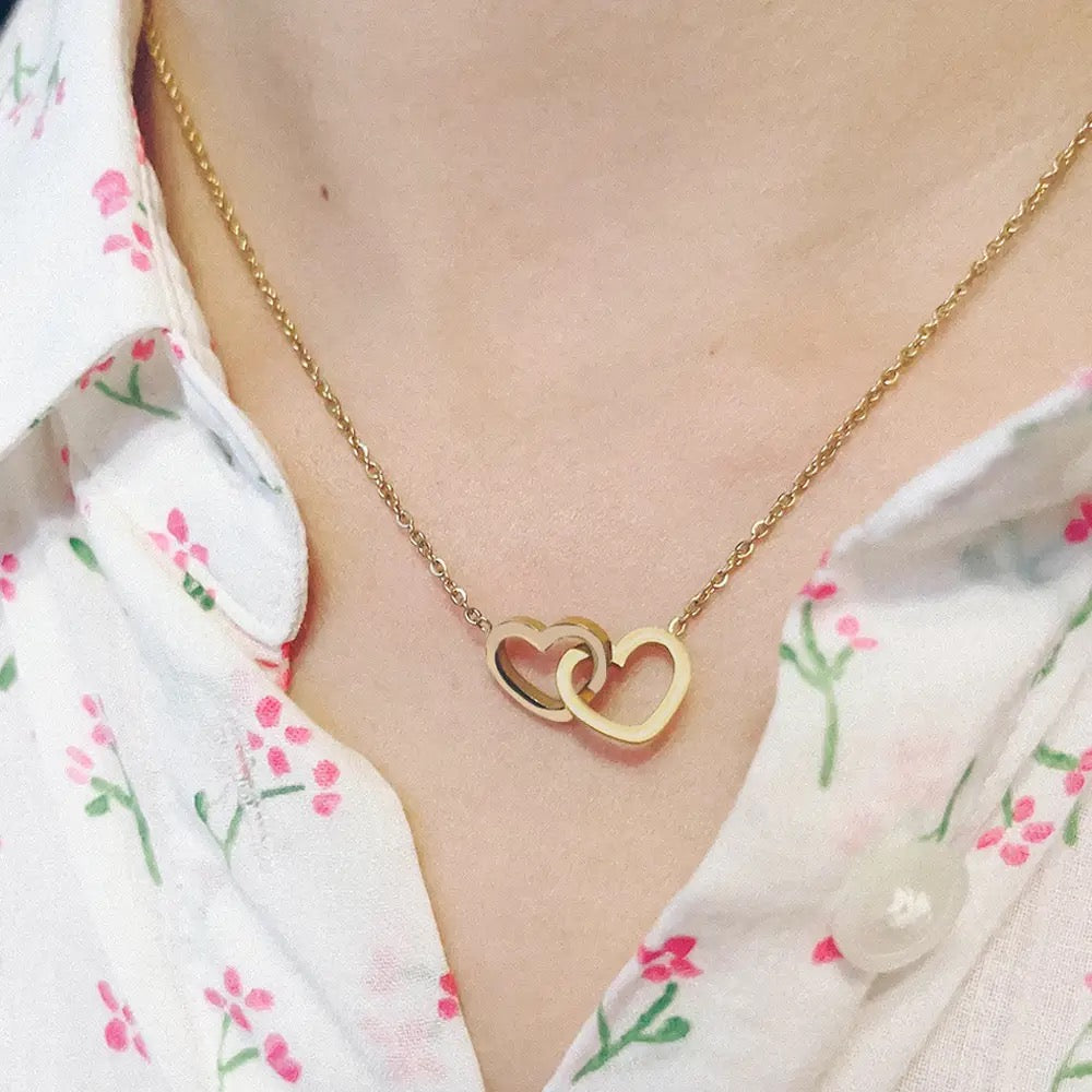 Rosa Eterna con Collar de Corazones Bañado en Oro ❣️