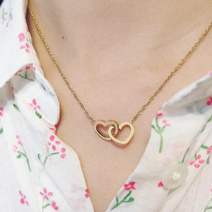 Rosa Eterna con Collar de Corazones Bañado en Oro ❣️