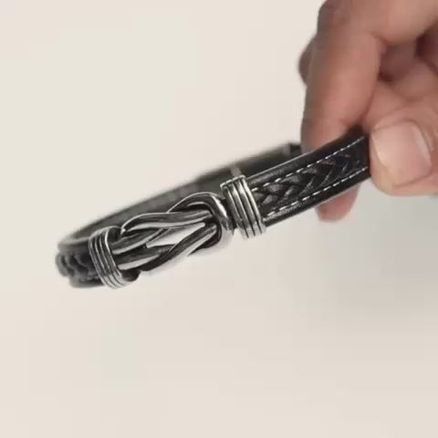Pulsera de cuero y plata grabada